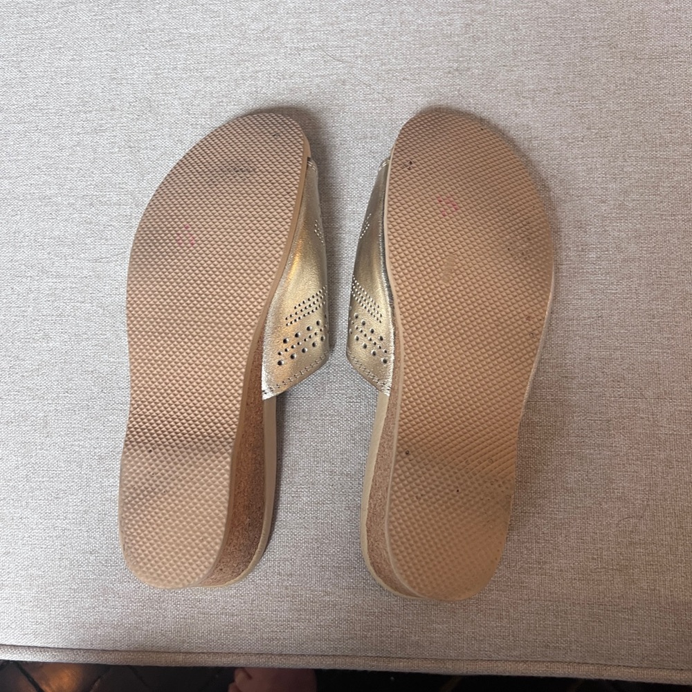 WORISHOFER Metallic Silver Buckle Slide Sandals - Picture 4 of 5